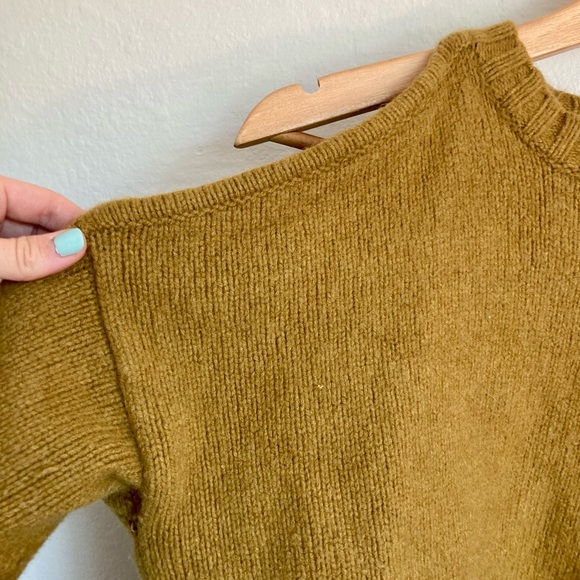 Bcbg Maxazria Steffe Gold Lambswool Blend
Cold Shoulder Knit Sweater Chunky XS - Picture 5 of 8